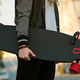 Imagen para el artículo titulado Este nuevo skateboard eléctrico lleva los motores ocultos en las ruedas